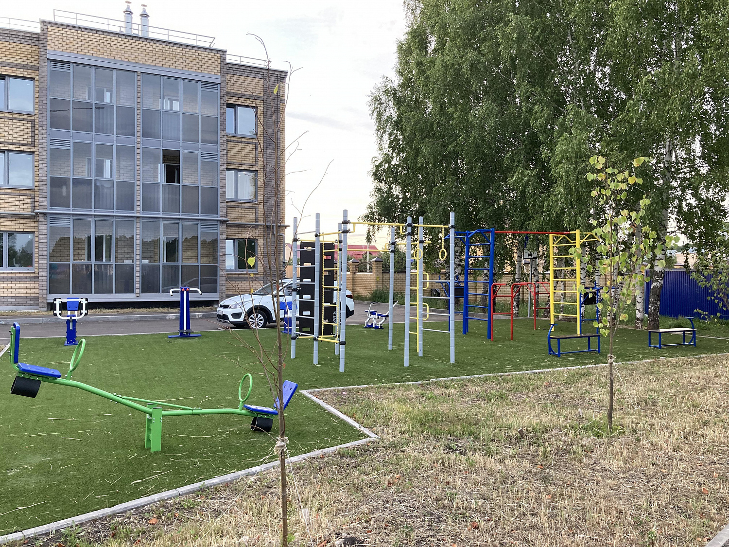 Монтаж игрового оборудования и покрытия в п. Семиозерка в Казани